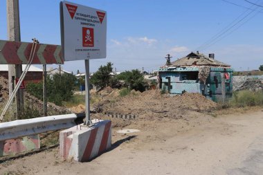 Stanytsia Luhanska, Ukrayna - Ağustos 2018: İnsanlar Donbass 'taki Stanytsia Luhanska sınır kapısından geçtiler 