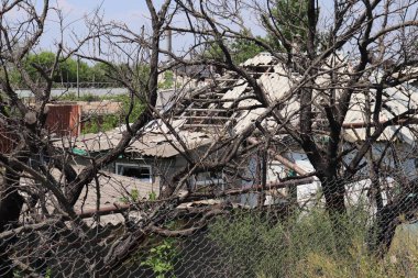 Stanytsia Luhanska, Ukrayna - Ağustos 2018: İnsanlar Donbass 'taki Stanytsia Luhanska sınır kapısından geçtiler 