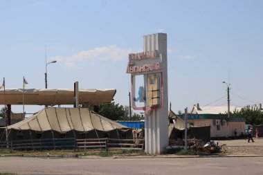 Stanytsia Luhanska, Ukrayna - Ağustos 2018: İnsanlar Donbass 'taki Stanytsia Luhanska sınır kapısından geçtiler 
