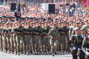 Kyiv, Ukrayna - 24 Ağustos 2018: Kyiv, Ukrayna 'nın bağımsızlığının 27. yıldönümünde 24 Ağustos' ta bir askeri geçit törenine ev sahipliği yapıyor. 