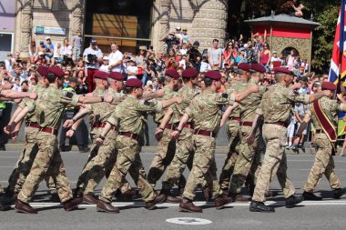 Kyiv, Ukrayna - 24 Ağustos 2018: Kyiv, Ukrayna 'nın bağımsızlığının 27. yıldönümünde 24 Ağustos' ta bir askeri geçit törenine ev sahipliği yapıyor. 