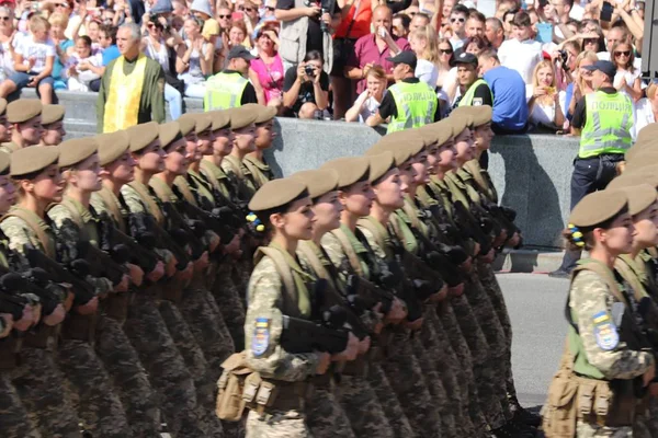 Kyiv, Ukrayna - 24 Ağustos 2018: Kyiv, Ukrayna 'nın bağımsızlığının 27. yıldönümünde 24 Ağustos' ta bir askeri geçit törenine ev sahipliği yapıyor. 