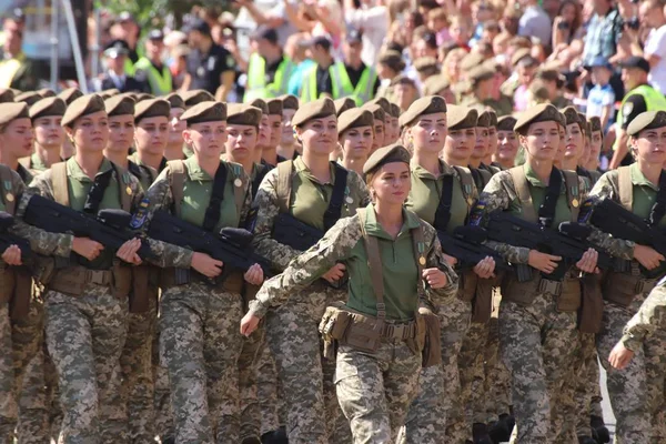 Kyiv, Ukrayna - 24 Ağustos 2018: Kyiv, Ukrayna 'nın bağımsızlığının 27. yıldönümünde 24 Ağustos' ta bir askeri geçit törenine ev sahipliği yapıyor. 