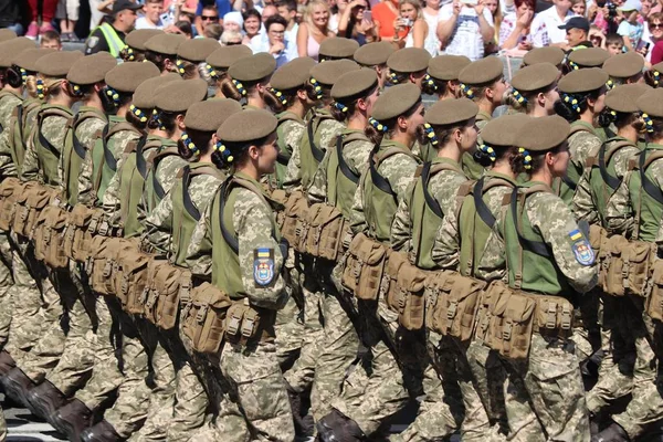Kyiv, Ukrayna - 24 Ağustos 2018: Kyiv, Ukrayna 'nın bağımsızlığının 27. yıldönümünde 24 Ağustos' ta bir askeri geçit törenine ev sahipliği yapıyor. 