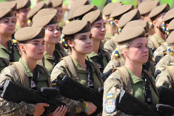 Kyiv, Ukrayna - 24 Ağustos 2018: Kyiv, Ukrayna 'nın bağımsızlığının 27. yıldönümünde 24 Ağustos' ta bir askeri geçit törenine ev sahipliği yapıyor. 
