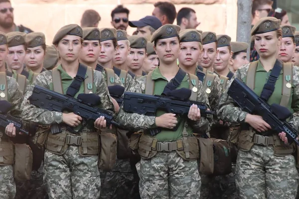 Kyiv, Ukrayna - 24 Ağustos 2018: Kyiv, Ukrayna 'nın bağımsızlığının 27. yıldönümünde 24 Ağustos' ta bir askeri geçit törenine ev sahipliği yapıyor. 