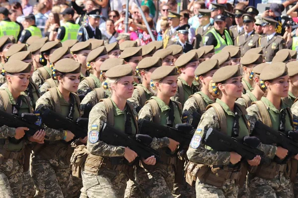 Kyiv, Ukrayna - 24 Ağustos 2018: Kyiv, Ukrayna 'nın bağımsızlığının 27. yıldönümünde 24 Ağustos' ta bir askeri geçit törenine ev sahipliği yapıyor. 