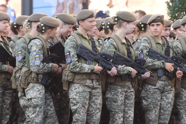 Kyiv, Ukrayna - 24 Ağustos 2018: Kyiv, Ukrayna 'nın bağımsızlığının 27. yıldönümünde 24 Ağustos' ta bir askeri geçit törenine ev sahipliği yapıyor. 