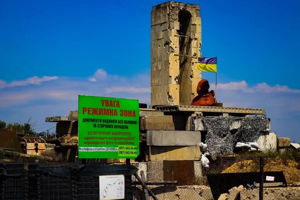 Stanytsia Luhanska, Ukrayna - Ağustos 2018: İnsanlar Donbass 'taki Stanytsia Luhanska sınır kapısından geçtiler 