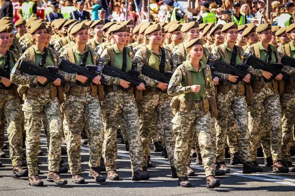 Kyiv, Ukrayna - 24 Ağustos 2018: Kyiv, Ukrayna 'nın bağımsızlığının 27. yıldönümünde 24 Ağustos' ta bir askeri geçit törenine ev sahipliği yapıyor. 