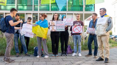 Berlin / Almanya - 14 Ekim 2019: Berlin 'deki eylemciler, Almanya' daki Ukrayna Büyükelçiliği yakınlarındaki 