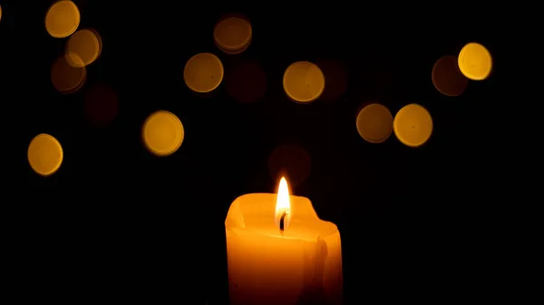 Kerzen Brennen Der Nacht Weiße Kerzen Die Dunkeln Brennen Mit — Stockfoto