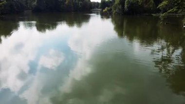 Berlin 'deki Treptow Park' taki gölün üzerinden uç. Göl yüzeyinde, suyun üstünde. 