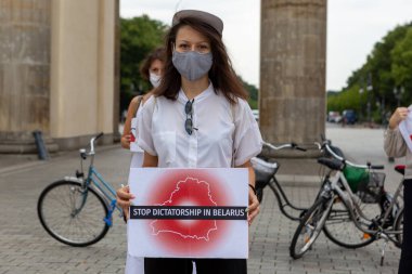  Berlin / Almanya 14.08.2020 Kadın polis şiddetine ve Belarus 'taki Lukashenka rejimine karşı Brandenburg Kapısı yakınlarındaki Berlin' in merkezinde düzenlenen protesto.