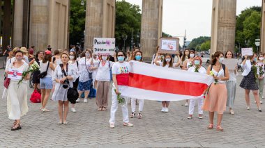  Berlin / Almanya 14.08.2020 Kadın polis şiddetine ve Belarus 'taki Lukashenka rejimine karşı Brandenburg Kapısı yakınlarındaki Berlin' in merkezinde düzenlenen protesto.