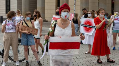  Berlin / Almanya 14.08.2020 Kadın polis şiddetine ve Belarus 'taki Lukashenka rejimine karşı Brandenburg Kapısı yakınlarındaki Berlin' in merkezinde düzenlenen protesto.