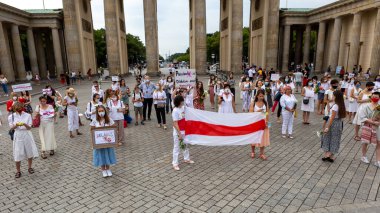  Berlin / Almanya 14.08.2020 Kadın polis şiddetine ve Belarus 'taki Lukashenka rejimine karşı Brandenburg Kapısı yakınlarındaki Berlin' in merkezinde düzenlenen protesto.