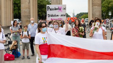  Berlin / Almanya 14.08.2020 Kadın polis şiddetine ve Belarus 'taki Lukashenka rejimine karşı Brandenburg Kapısı yakınlarındaki Berlin' in merkezinde düzenlenen protesto.