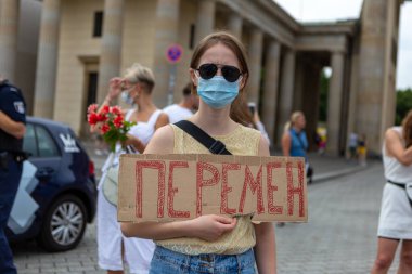  Berlin / Almanya 14.08.2020 Kadın polis şiddetine ve Belarus 'taki Lukashenka rejimine karşı Brandenburg Kapısı yakınlarındaki Berlin' in merkezinde düzenlenen protesto.