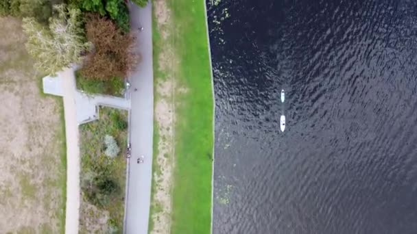 Motorboten Steken Het Wateroppervlak Aero Zicht Vlieg Rivier Groene Bomen — Stockvideo