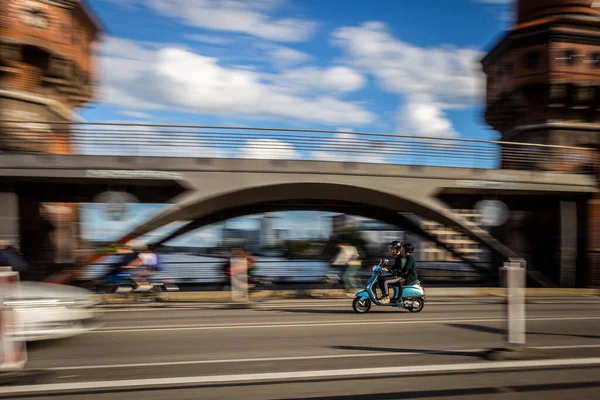 Berlin, Almanya - 13 Eylül 2020: Motor hareket halinde.