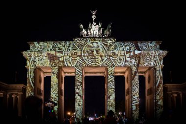 Berlin, Almanya - 13 Eylül 2020: Coronavirus döneminde Berlin 'de Işıklar Festivali. 2020 Berlin Işık Festivali sırasında Brandenburg Kapısı.
