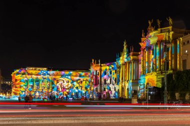 Berlin, Almanya - 13 Eylül 2020: Coronavirus döneminde Berlin 'de Işıklar Festivali - Humboldt Üniversitesi. Şehir simgeleri, anıtlar, binalar, sokaklar ve meydanlar yıldız olur..