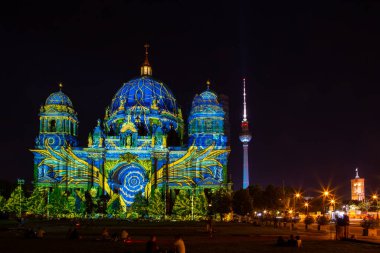 Berlin, Almanya - 13 Eylül 2020: Coronavirus döneminde Berlin 'de Işıklar Festivali. Berlin Işık Festivali sırasında Berlinli Dom