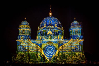 Berlin, Almanya - 13 Eylül 2020: Coronavirus döneminde Berlin 'de Işıklar Festivali. Berlin Işık Festivali sırasında Berlinli Dom