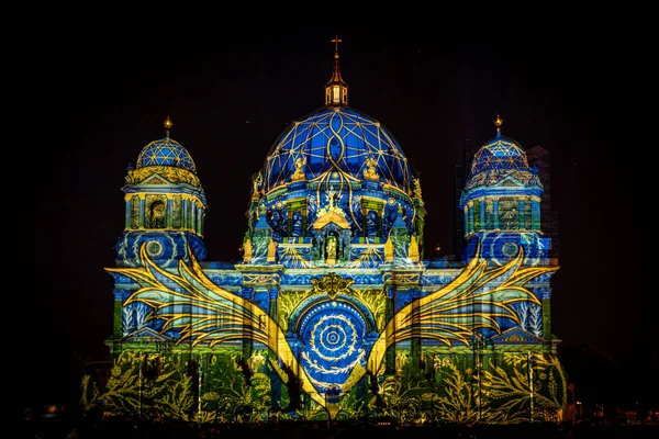 Berlin, Almanya - 13 Eylül 2020: Coronavirus döneminde Berlin 'de Işıklar Festivali. Berlin Işık Festivali sırasında Berlinli Dom