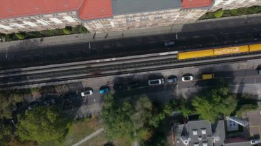 Berlin, Almanya - 19 Eylül 2020: Kreuzberg, Berlin 'deki metro trenlerinin havacılık manzarası. Sarı metro trenleri, yukarıdan görüldüğü üzere istasyona gidiyorlar.. 
