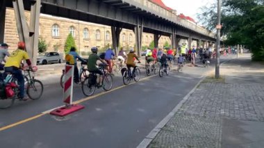 Berlin, Almanya - 19 Eylül 2020: Berlin 'de bisiklet protestosu. Berlin 'de bir bisiklet gezisi. Berlin 'de bisiklet turu.