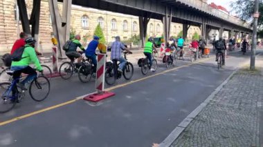 Berlin, Almanya - 19 Eylül 2020: Berlin 'de bisiklet protestosu. Berlin 'de bir bisiklet gezisi. Berlin 'de bisiklet turu.