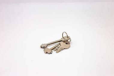 Anahtar gümüş yüzük ve anahtarlar izole arka planda. Güvenliğin sembolü