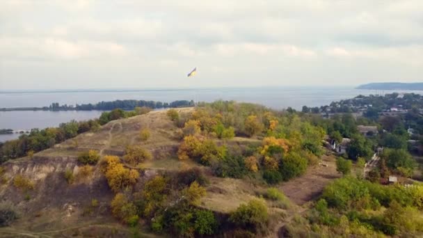 在第聂伯河上方的山上 在多风的天气里飘扬着乌克兰国旗 — 图库视频影像