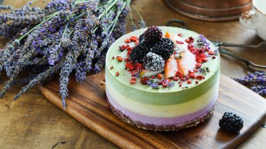 Vegan ham cheesecake yaban mersini, kiraz, matcha çay, portakal, kaju krem, Hindistan cevizi yağı ve Hindistan cevizi sütü ve Bankası ile yapılan badem, tarihler ve kuru kayısı, yulaf gevreği, lyophilisated berry