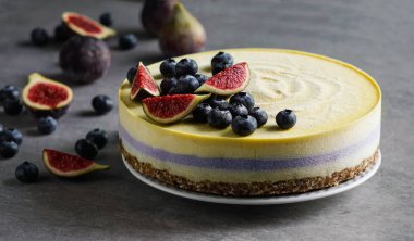 Vegan ham cheesecake yaban mersini ve incir, kaju krem, Hindistan cevizi yağı ve Hindistan cevizi sütü ve Bankası ile yapılan badem, tarihler ve kuru kayısı, yulaf gevreği, lyophilisated berry