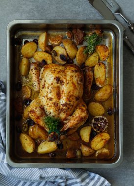Türkiye'de veya üzüm ve patates, mandalina ile altın gevrek deri ile sulu tavuk pişirdim. Yemek pişirme kavrulmuş tavuk. Noel yemeği. Düz yatıyordu. Üstten görünüm