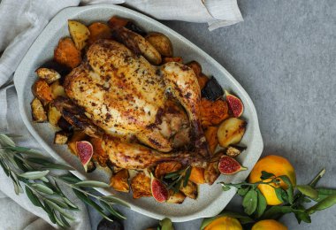 Türkiye'de veya üzüm ve patates, mandalina ile altın gevrek deri ile sulu tavuk pişirdim. Yemek pişirme kavrulmuş tavuk. Noel yemeği. Düz yatıyordu. Üstten görünüm