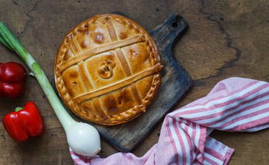 Empanada de atun, geleneksel pasta ton balığı tipik den Galiçya, İspanya, üstten görünüm, ahşap arka plan ile doldurulmuş
