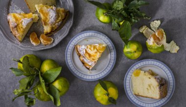 düz gri taş arka planda, üstten görünüm, mandalina kek koymak