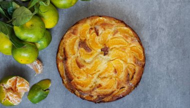 düz gri taş arka planda, üstten görünüm, mandalina kek koymak