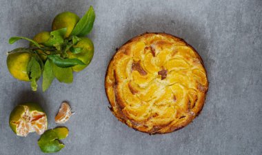 düz gri taş arka planda, üstten görünüm, mandalina kek koymak