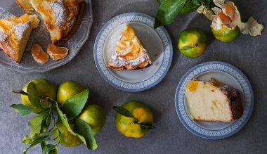 düz gri taş arka planda, üstten görünüm, mandalina kek koymak