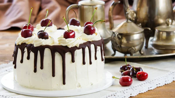 Schwarzwälder Kirschtorte, Schwarzwälder Kirschtorte, Schwarzwälder Kirschtorte, Bitterschokolade und Kirschdessert auf Holzgrund — Stockfoto