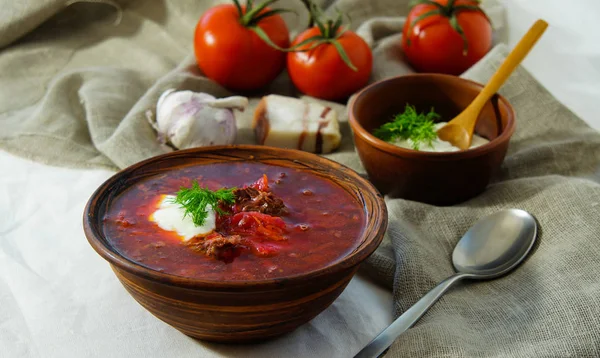 Rosyjski, barszcz zupa z wołowiny i kwaśną śmietaną — Zdjęcie stockowe