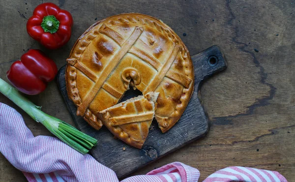 Empanada de atun, geleneksel pasta ton balığı tipik den Galiçya, İspanya, üstten görünüm, ahşap arka plan ile doldurulmuş