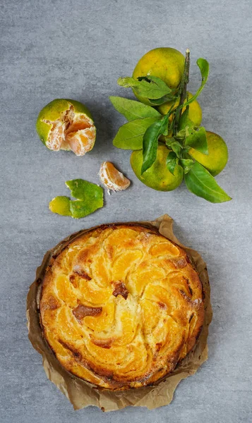 düz gri taş arka planda, üstten görünüm, mandalina kek koymak