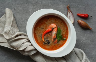 Tom Yam kung Baharatlı Tayland çorbası karides, deniz mahsulü, hindistan cevizi sütü ve biber biberi