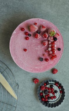 Vegan ham kek çilek, kaju krem, Hindistan cevizi yağı ve Hindistan cevizi sütü ve Bankası ile yapılan badem, tarihler ve kuru kayısı, yulaf gevreği, lyophilisated berry, üstten görünüm, taş gri arka plan